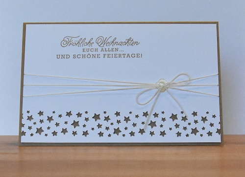 Weihnachtskarte mit Knopf und Sternen